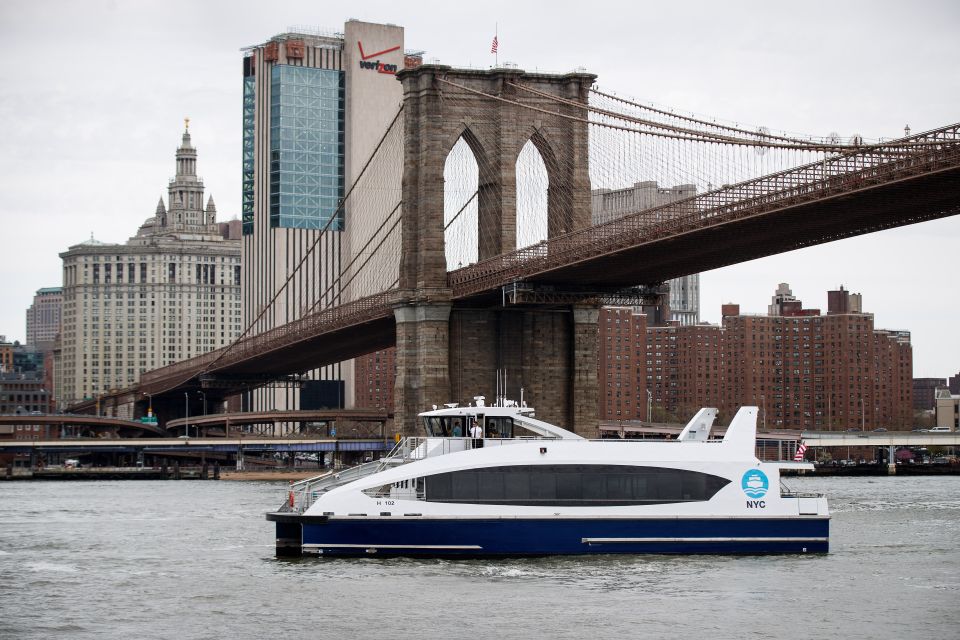 Pasajeros de un Ferry en Nueva York quedaron atrapados en la embarcación en medio de un choque