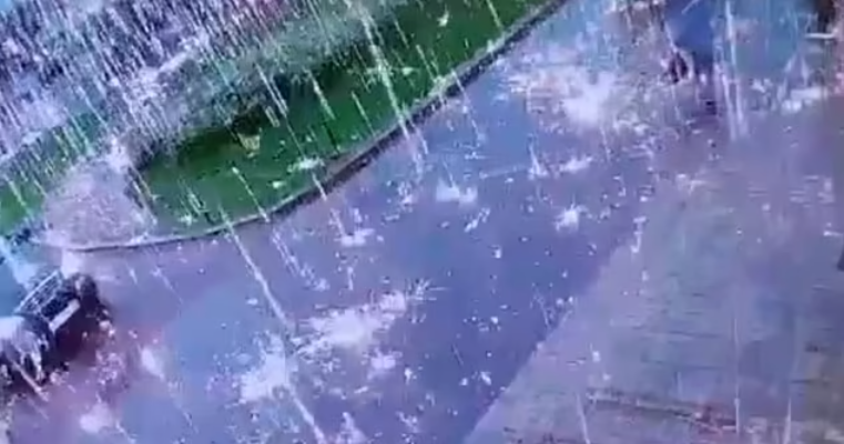 ¡Lluvia de fuego! Una tormenta aterrorizó a los transeúntes en Rusia tras provocar que chispas cayeran del cielo (VIDEO)