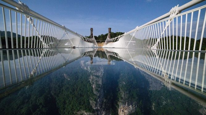 ¡SUSTO! Un turista quedó atrapado en un puente al desprenderse los paneles de vidrio que tenía como base (Video)
