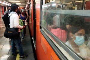 Una mujer perdió a sus padres por coronavirus y decidió arrojarse a las vías del metro