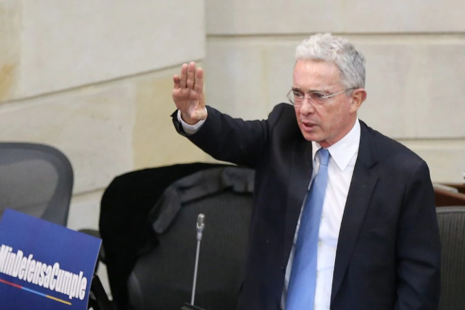 Álvaro Uribe acusa de “chavista” a Gustavo Petro: Insulta, pero a distancia