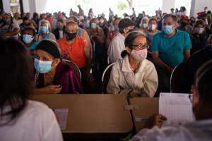 Bloomberg: En Caracas la peor fila de vacunas del mundo, la espera dura horas y no se obtiene nada