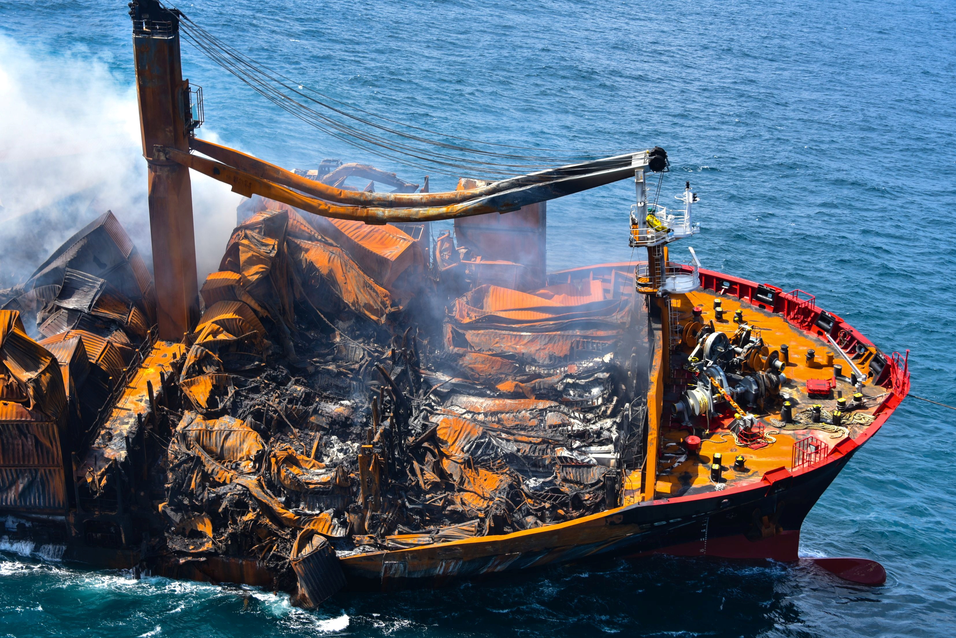Recuperada la “caja negra” del petrolero incendiado ante costa de Sri Lanka