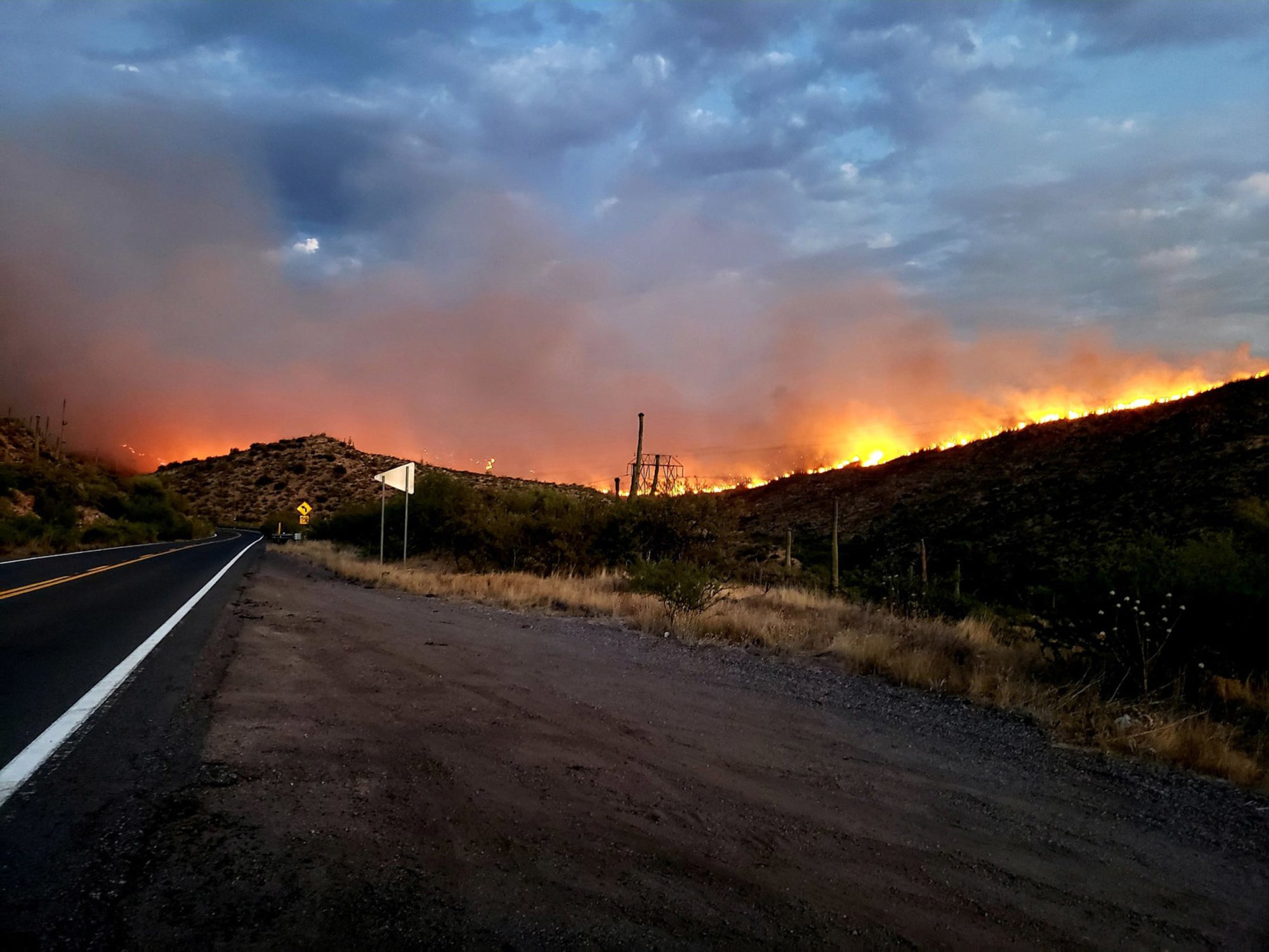 Incendios forestales en Arizona generaron evacuaciones y cierre de carreteras