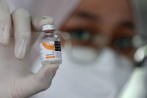 Países que confiaron en vacunas chinas ahora experimentan rebrotes de Covid-19
