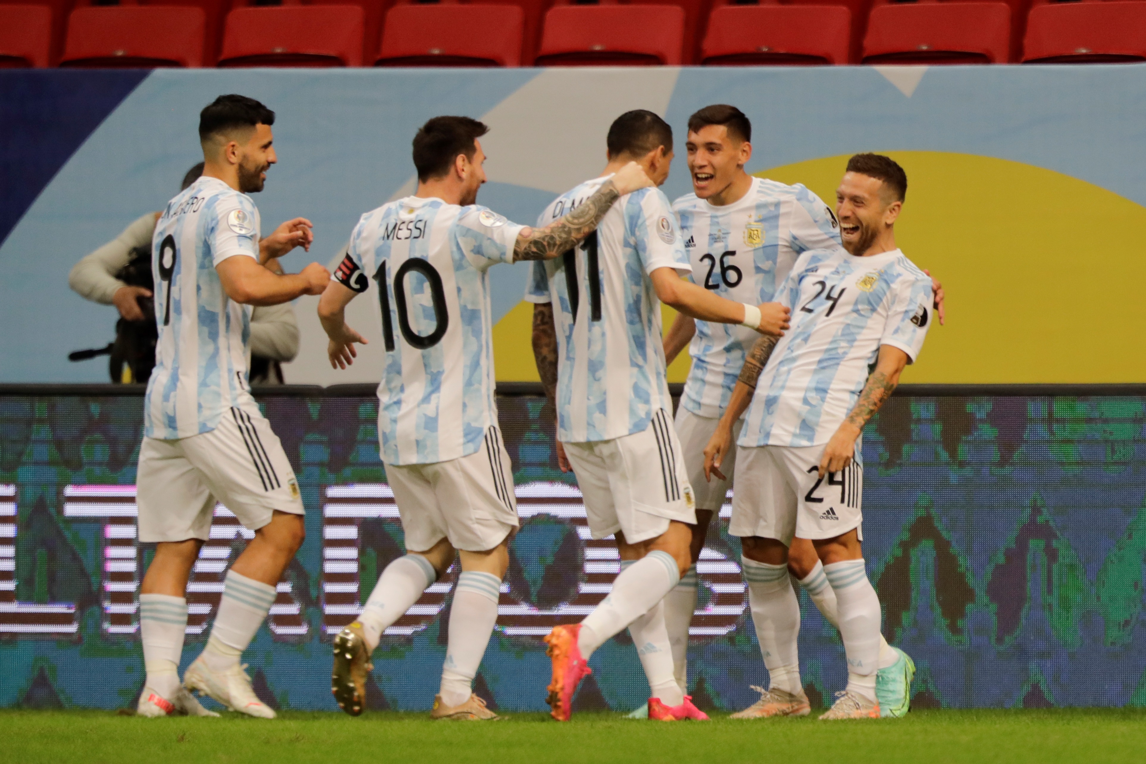 Argentina se metió en cuartos de final tras superar a Paraguay