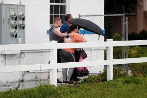Consternación y preocupación: Familiares esperan noticias de los desaparecidos tras derrumbe en Miami