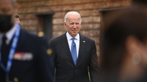 Biden consideró adecuada la condena dada al expolicía que mató a Floyd