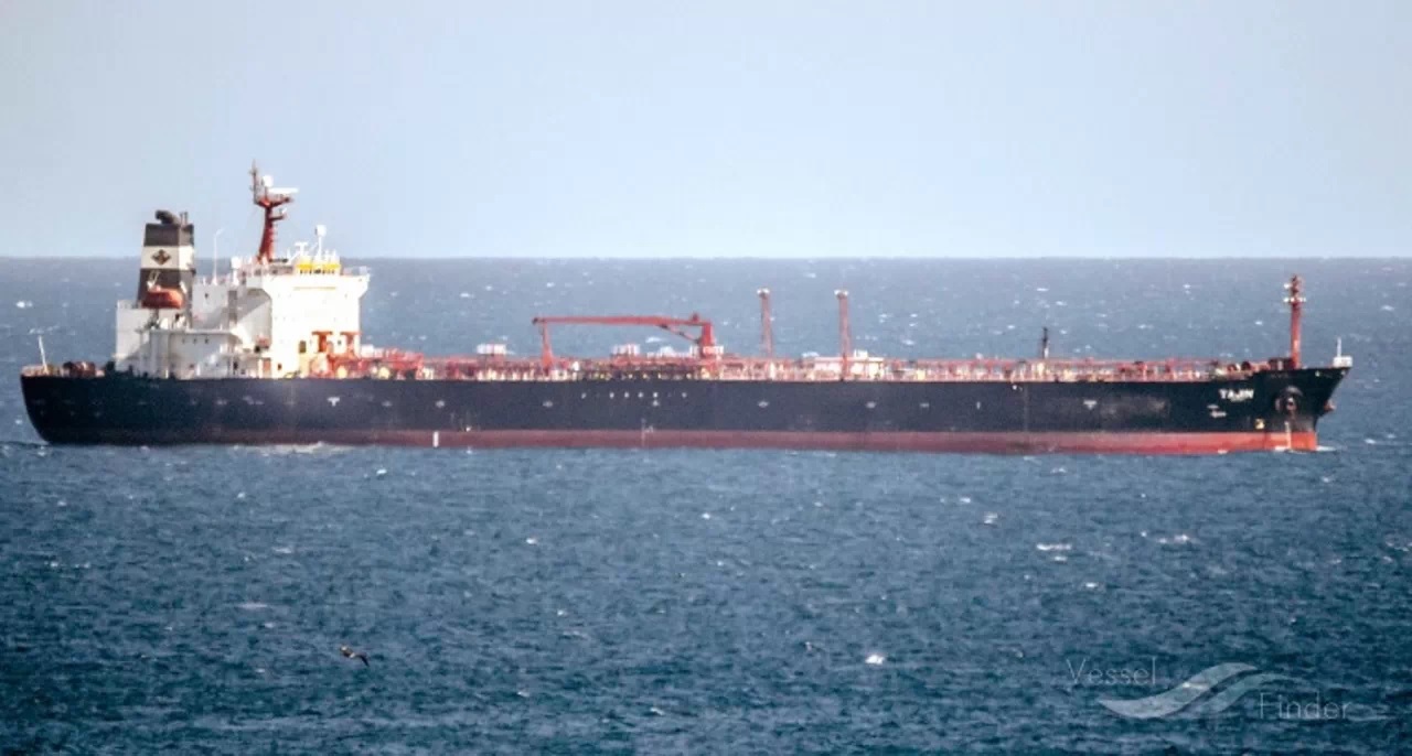 España detiene al buque petrolero Aldan por derrame de petróleo
