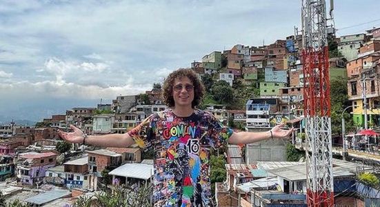 Luisito Comunica visitó en Medellín el barrio que construyó Pablo Escobar