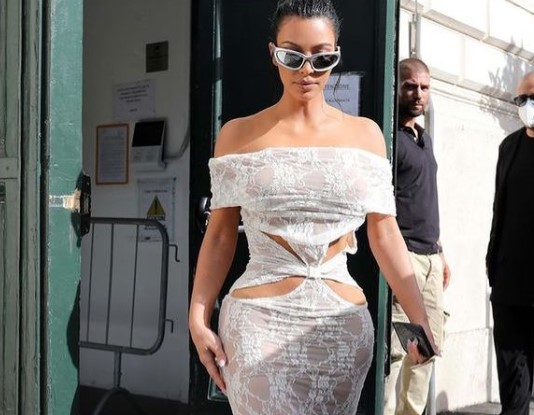 El atrevido vestido con el que Kim Kardashian decidió visitar el Vaticano (FOTOS)