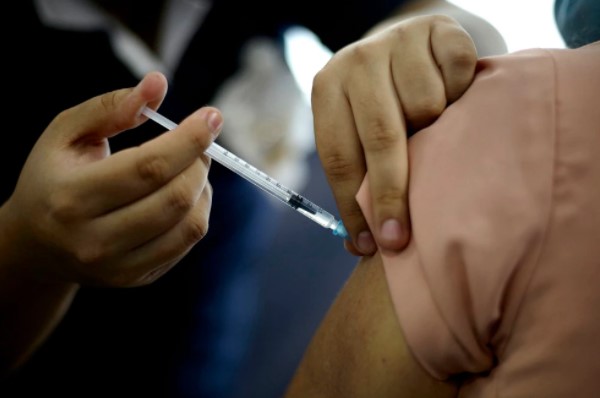 Sin agujas, más baratas y contra todas las cepas: Cómo son las vacunas de segunda generación contra el Covid-19