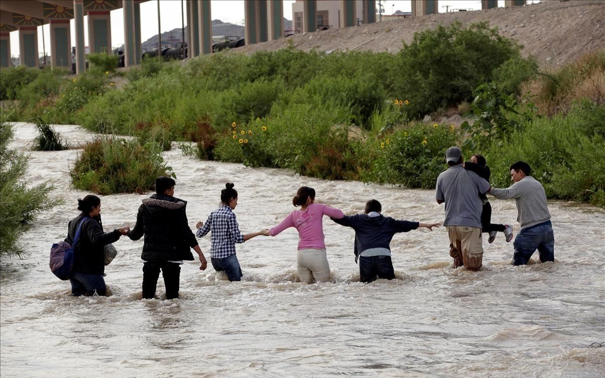 Cinco niños migrantes entraron solos a EEUU con números de teléfono escritos en papel