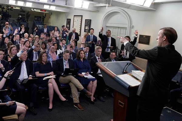 Sala de prensa de la Casa Blanca volvió a su máxima ocupación tras un año por el Covid-19