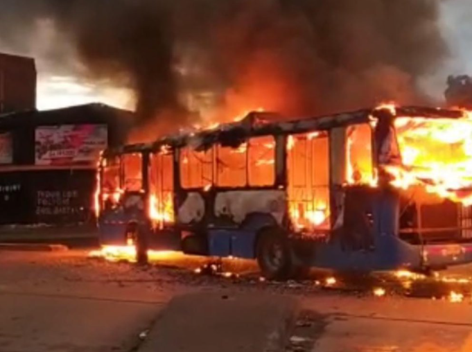 Encapuchados quemaron otro autobús durante disturbios en Cali