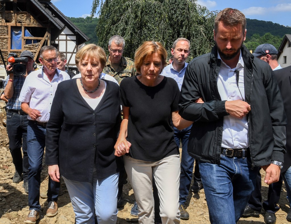 El gesto de Angela Merkel mientras visitaba la zona de las inundaciones que le dio la vuelta al mundo (VIDEO)