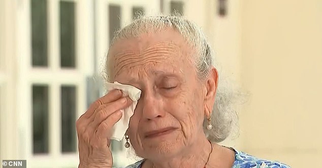 ¡Conmovedor! Anciana se reencontró con el hombre que la rescató durante el derrumbe en Miami
