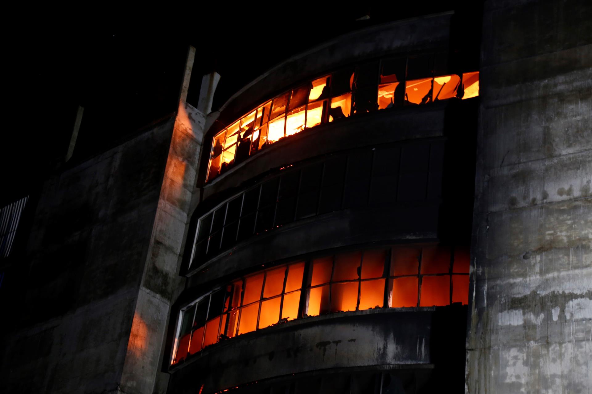 Al menos 49 muertos en un incendio en una fábrica de Bangladesh