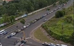 En VIDEO: La KILOMÉTRICA cola para surtir combustible en Puerto Ordaz este #6Jul