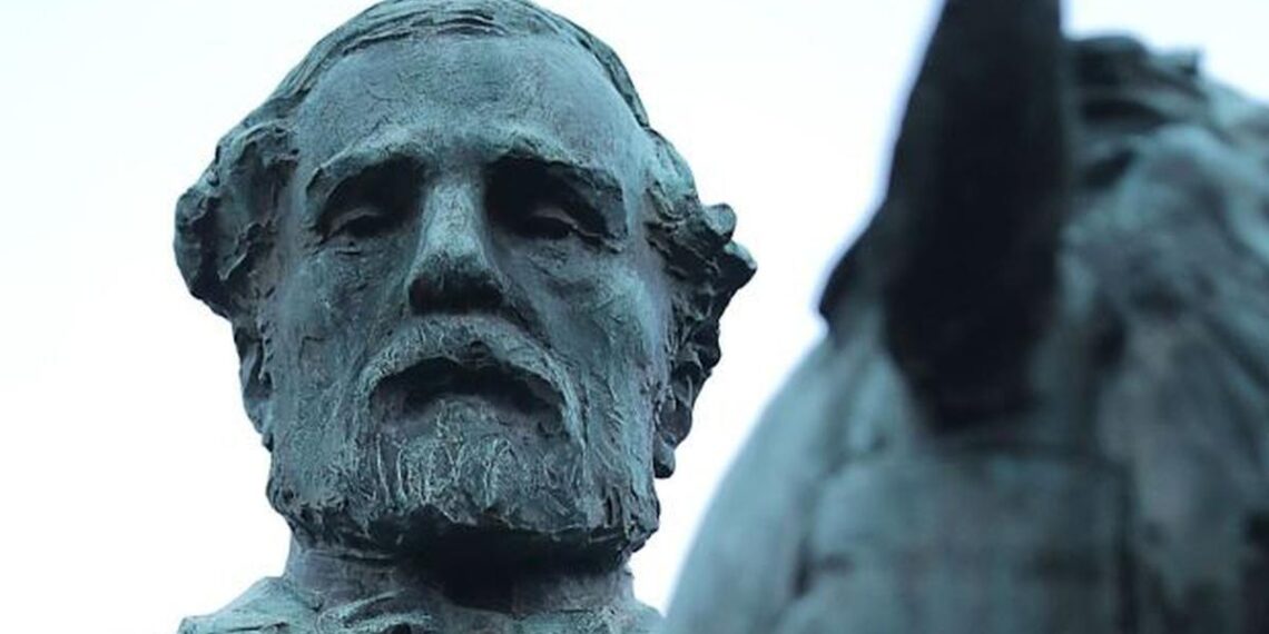 Charlottesville eliminó la estatua del general confederado Robert E. Lee, que inspiró marcha supremacista #10Jul