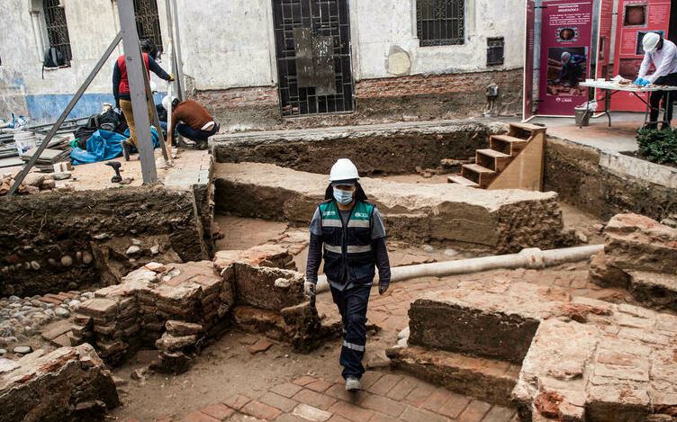 Así se ven los restos de la capilla del siglo XVII que hallaron bajo una plaza de Perú (VIDEO)