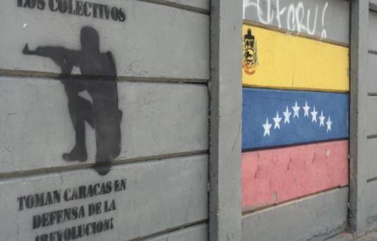 Colectivos invadieron un local en Los Chaguaramos junto a presuntos Cicpc (Videos)