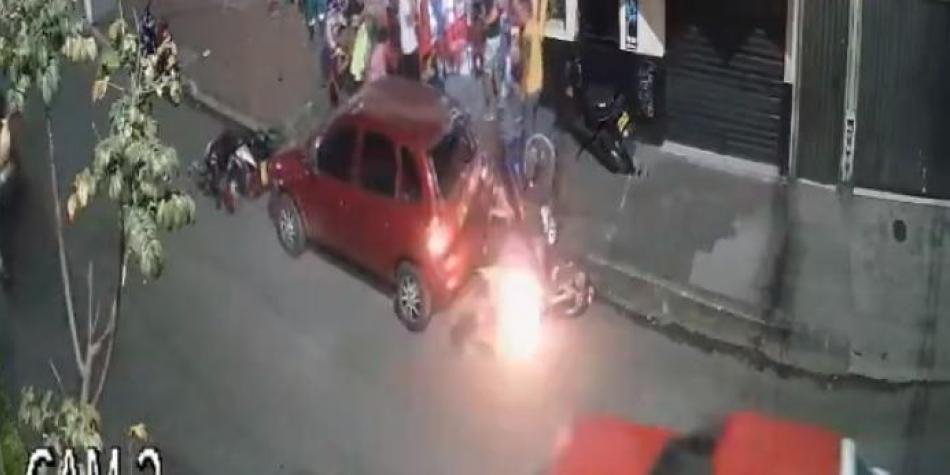 EN VIDEO: Terminó envuelto en llamas luego de chocar con un vehículo estacionado en Colombia