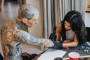 ¡Locos de amor! Travis Barker se dejó hacer un tierno tatuaje por Kourtney Kardashian (FOTOS)