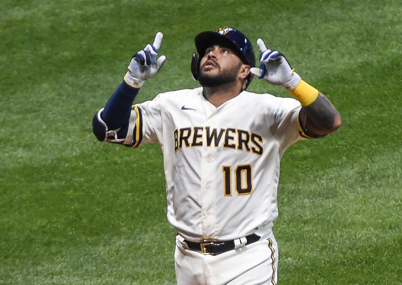 El venezolano Omar Narváez jonroneó y remolcó cuatro carreras contra los Piratas de Pittsburgh