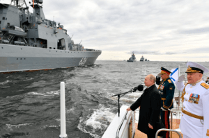 Putin desafió a Occidente con un imponente desfile naval en San Petersburgo (Fotos)