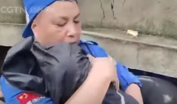 Dramático rescate de una bebé atrapada entre escombros por las inundaciones en China (VIDEO)
