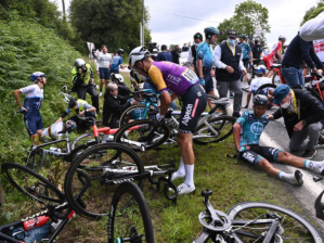 Rompió el silencio la fanática que provocó un accidente masivo en el Tour de Francia