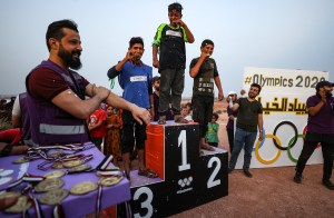 Los niños compiten en los “Juegos Olímpicos de tiendas de campaña” en una Siria en guerra (Fotos)