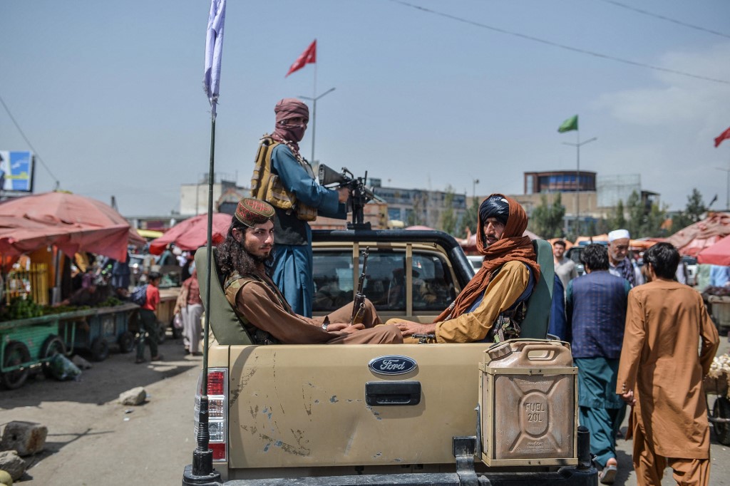 Talibanes prometieron permitir el paso seguro de civiles al aeropuerto de Kabul