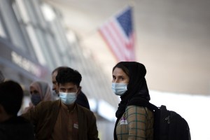 EEUU insta a sus ciudadanos abandonar “inmediatamente” las puertas del aeropuerto de Kabul