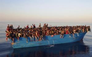 “Impresionante”: Llegan más de 500 migrantes en una pequeña barca pesquera a una isla italiana