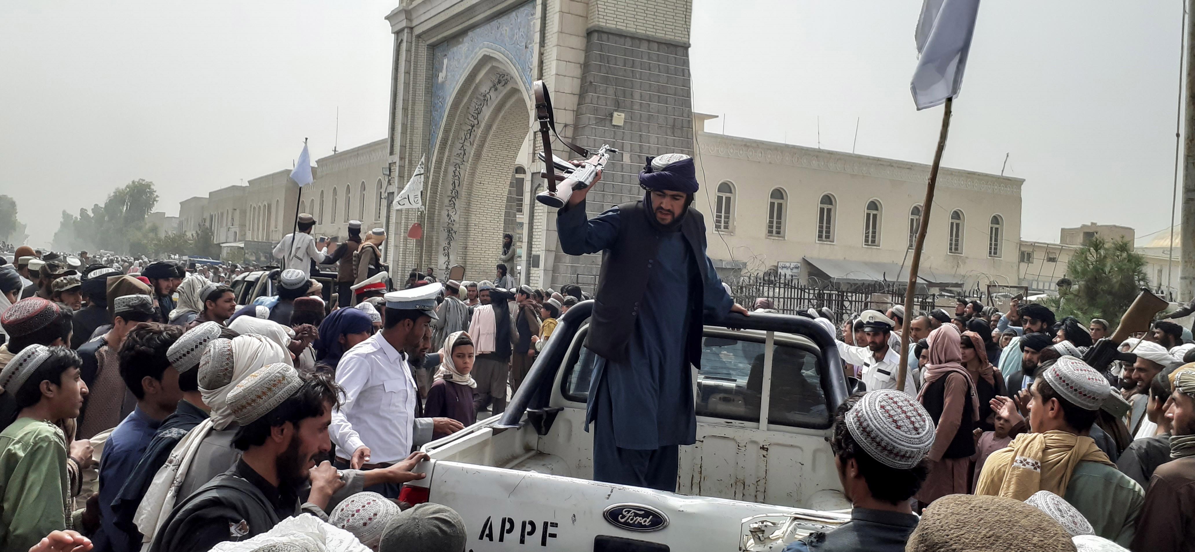Mientras occidente cierra sus embajadas en Afganistán, China, Rusia y Turquía tienden la mano a los talibanes