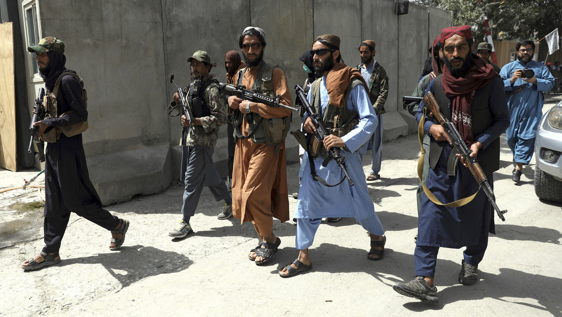 Imágenes sensibles: Talibanes disparan contra manifestantes pacíficos y golpean a periodistas en una ciudad afgana