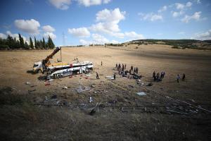 Al menos catorce muertos y dieciocho heridos al volcar un autobús en Turquía (FOTOS)
