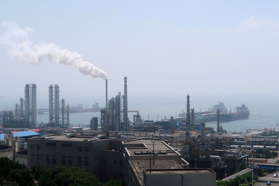 La refinación de crudo en China cayó en julio a su nivel más bajo en 14 meses