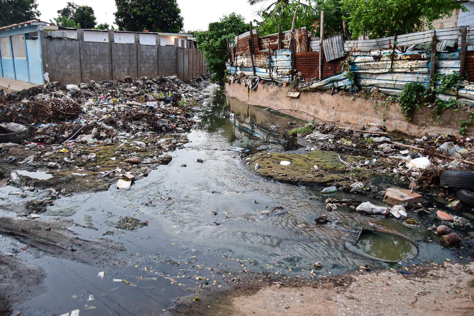 Habitantes del barrio María Concepción Palacios de Maracaibo viven entre aguas negras (Fotos)