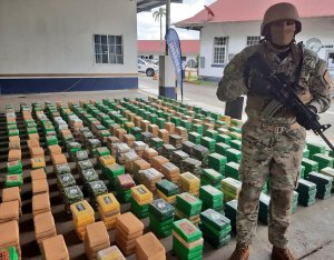 Detuvieron a tres colombianos al incautar varias toneladas de droga en Panamá