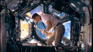 Impactante: Un astronauta tocó el saxofón desde el espacio durante el traspaso de los JJOO de Tokio hacia París 2024 (VIDEO)