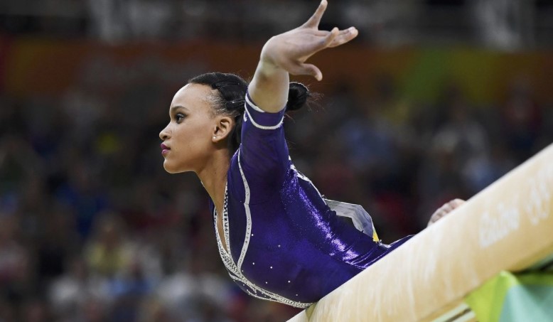 La historia de superación de Rebeca Andrade, brasileña que conquistó el oro en salto de caballo