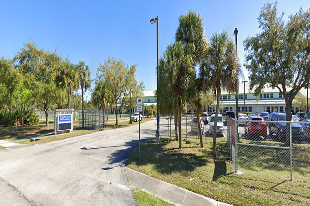 Lo metieron preso por llevar un letrero que decía “muestro fetos abortados” en una escuela de Florida