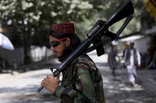 Quiénes son los ISIS-K, los terroristas del Estado Islámico que los talibanes no controlan y amenazan el aeropuerto de Kabul