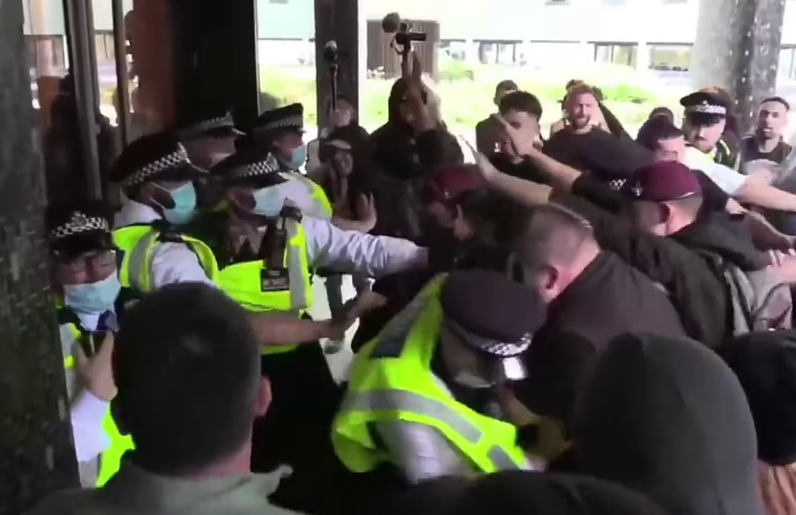 Manifestantes intentan asaltar la sede de la BBC por fomentar las medidas contra el Covid-19 (VIDEOS)