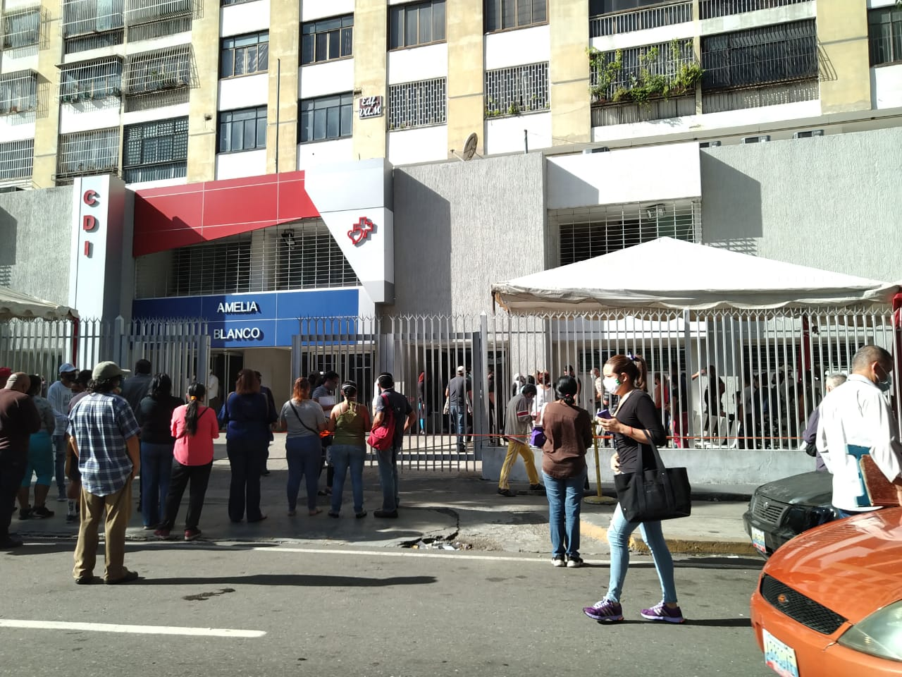 La MEGA COLA de caraqueños que esperan vacunarse en el CDI de la avenida Andrés Bello #17Ago (FOTOS)