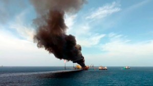 Incendio en una plataforma petrolera de Pemex deja un muerto y cinco desaparecidos