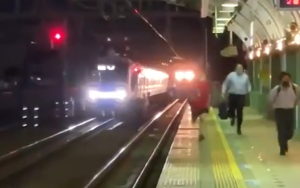 El aterrador momento en que los pasajeros salen corriendo durante el ataque en un tren de Tokio (VIDEOS)